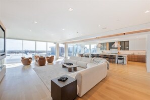 TV connectée, table de tennis de table, chaîne hi-fi, imprimantes