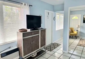 Interior - BEACH OASIS - Walk 2 Beaches, Restaurants & Shops... Pets ok (Deerfield Beach)