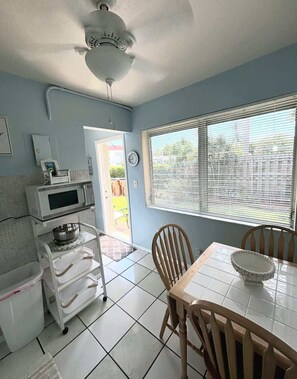 Interior - BEACH OASIS - Walk 2 Beaches, Restaurants & Shops... Pets ok (Deerfield Beach)