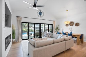 Smart TV, fireplace, video games, ping pong - Luxury Waterfront Escape – Private Dock, Heated Pool & Game Room! Pet-Friendly! (Palm Coast)