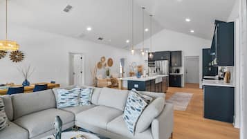 Smart TV, chimenea, videojuegos y tenis de mesa