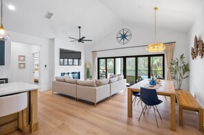 Smart TV, chimenea, videojuegos y tenis de mesa