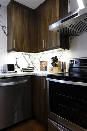 Kühlschrank, Ofen, Herdplatte, Geschirrspüler