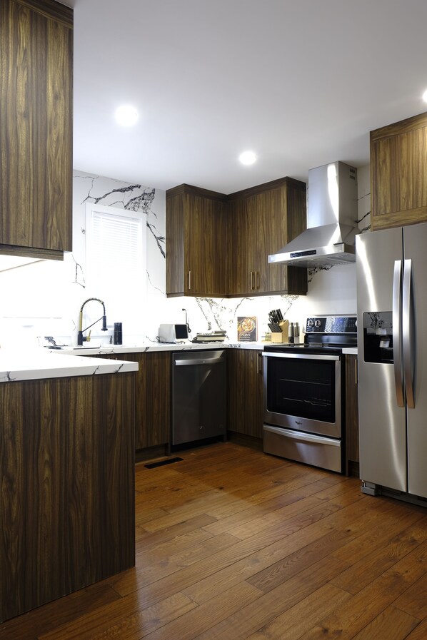 Kühlschrank, Ofen, Herdplatte, Geschirrspüler