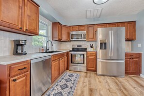 Fridge, microwave, oven, stovetop - VILLA PARADISE COVE – GULF ACCESS | BEACH + BUDGET FRIENDLY | BOAT RENTAL + TOURS VOUCHER INCL. (Cape Coral)
