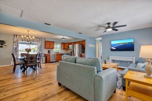 Smart TV, stereo - VILLA PARADISE COVE – GULF ACCESS | BEACH + BUDGET FRIENDLY | BOAT RENTAL + TOURS VOUCHER INCL. (Cape Coral)