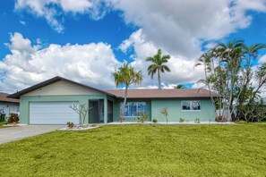 Exterior - VILLA PARADISE COVE – GULF ACCESS | BEACH + BUDGET FRIENDLY | BOAT RENTAL + TOURS VOUCHER INCL. (Cape Coral)