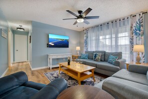 Smart TV, stereo - VILLA PARADISE COVE – GULF ACCESS | BEACH + BUDGET FRIENDLY | BOAT RENTAL + TOURS VOUCHER INCL. (Cape Coral)