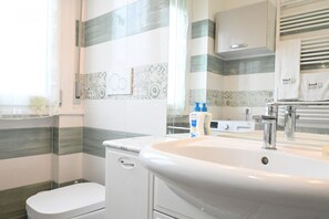 Shower, bidet, towels - SE142 – Senigallia, large three-room apartment near the sea (Senigallia)