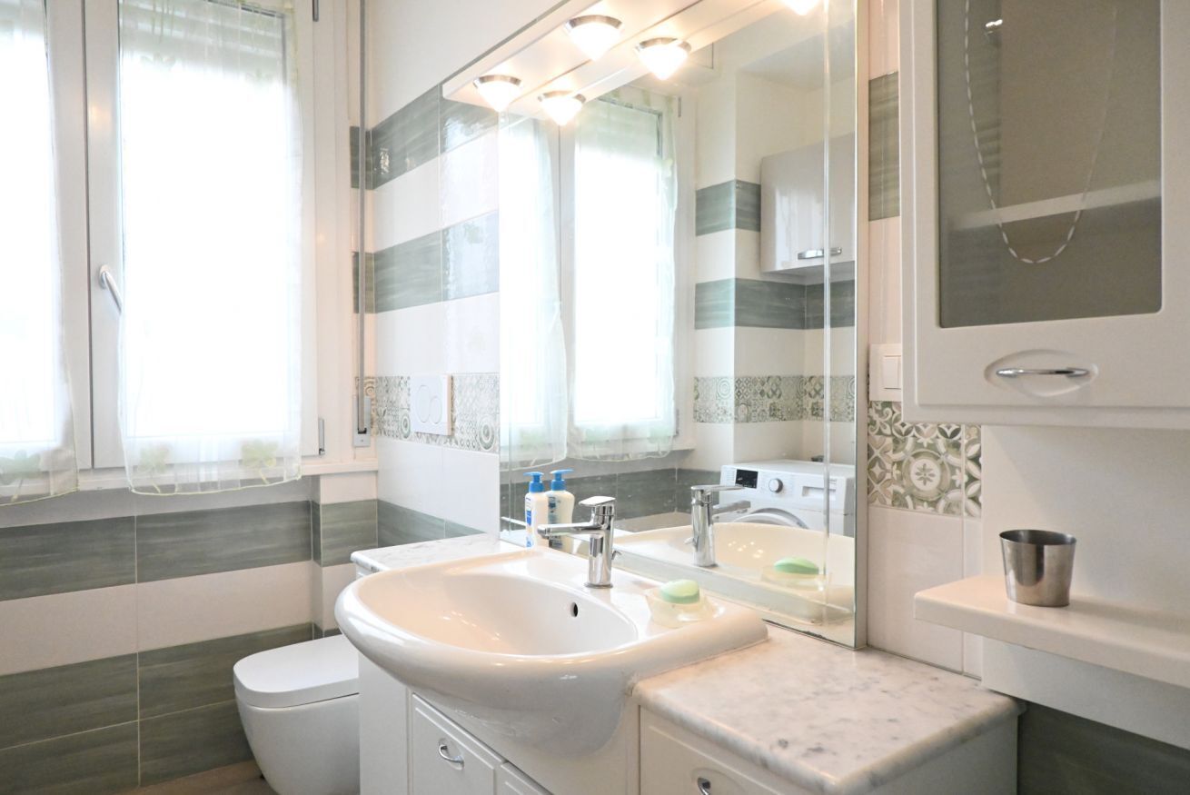 Shower, bidet, towels