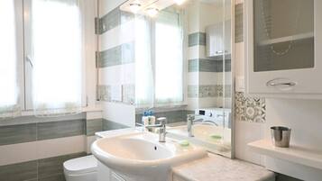 Doccia, bidet, asciugamani
