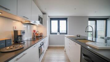 Microwave, oven, dishwasher, cookware/dishes/utensils