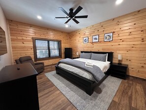 7 soverom, skrivebord, wi-fi (inkludert) og sengetøy