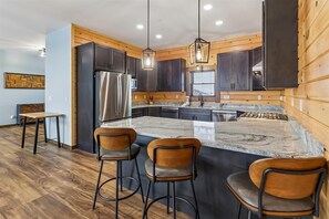 Kjøleskap, mikrobølgeovn, ovn og oppvaskmaskin