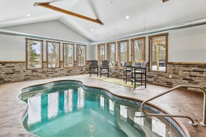 Innendørsbasseng og et oppvarmet basseng