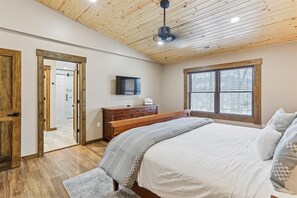7 bedrooms, desk, free WiFi, bed sheets