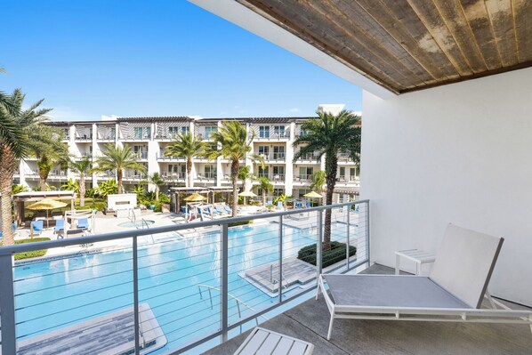 A heated pool - ~2 Br/ 2 Ba Stunning condo~ Resort w/ heated pool and hot tub! (Inlet Beach)