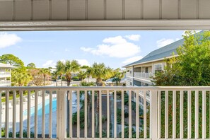 Property grounds - 2 Bikes! Location!Walk to beach & Bike to Seaside! (Santa Rosa Beach)