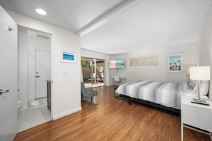 3 bedrooms, iron/ironing board, travel cot, free WiFi - Beachside Home by the Park and Sea (Newport Beach)