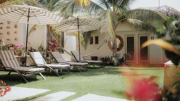 Ducha, secador de pelo, toallas y jabón