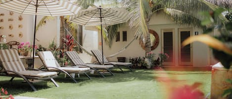 Douche, sèche-cheveux, serviettes fournies, savon