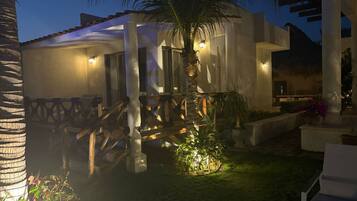 Habitació superior, 1 llit de matrimoni i sofà llit, bany privat, vistes al jardí | Roba de llit d'alta qualitat i cobrellits