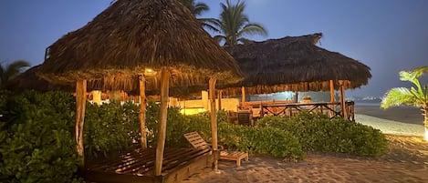 Rannalla, ilmaisia rantacabañoita, aurinkovarjoja, rantapyyhkeitä