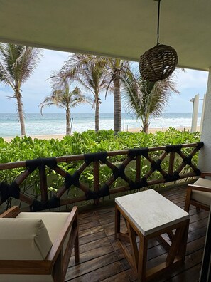 Superior-rum - utsikt mot stranden - mot vattnet | Sängtillbehör av högsta kvalitet, duntäcken och Select Comfort-madrasser