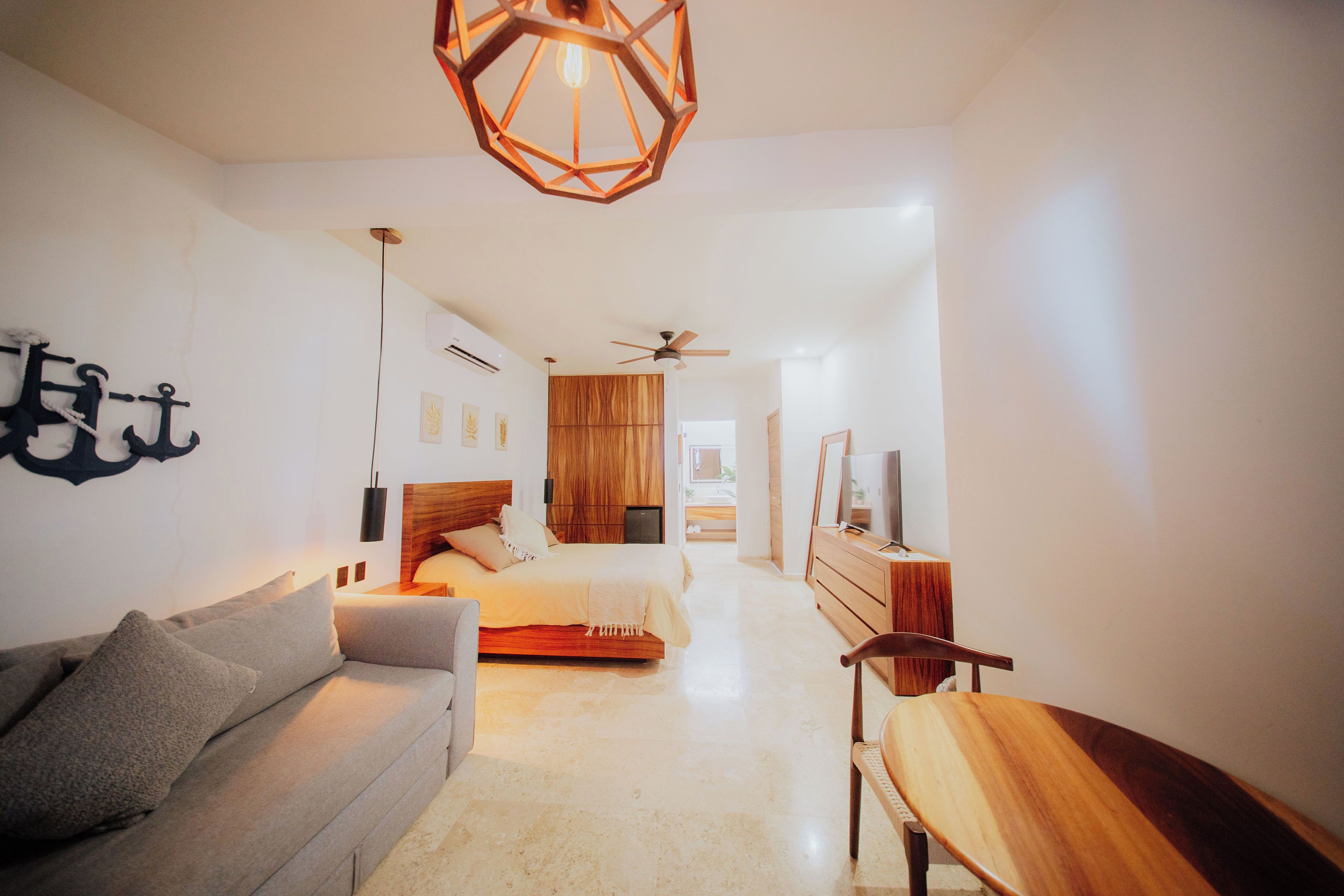 Superior kamer, uitzicht op het strand, aan het strand | Luxe beddengoed, donsdekens, Select Comfort-bedden, een laptopwerkplek