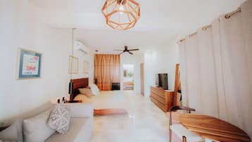 Habitación superior, 1 cama Queen size y sofá cama, baño privado, vista al jardín | Ropa de cama de alta calidad, edredón y camas Select Comfort