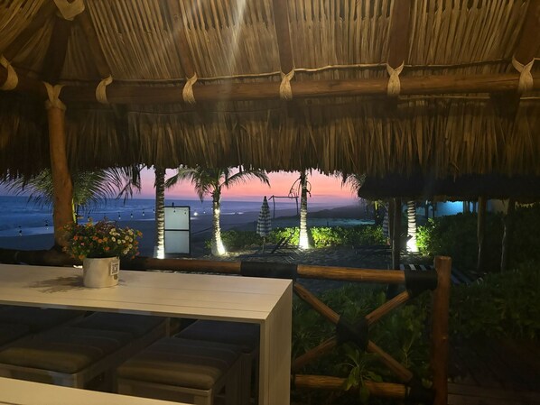 50–tuumainen äly-TV, jossa digitaalikanavat