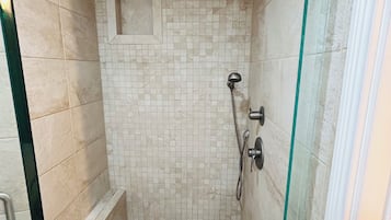Ducha, secador de pelo, toallas y jabón