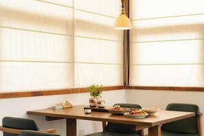 Desayuno con opciones de la cocina local incluido todos los días 