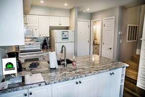 Fridge, microwave, oven, stovetop - 🌄 Resort Vacations at Fairfield Glade TN 2 bedroom /1.5 bathrooms (Crossville)