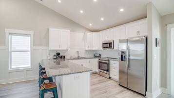 Refrigerador, microondas, horno, placa de cocina