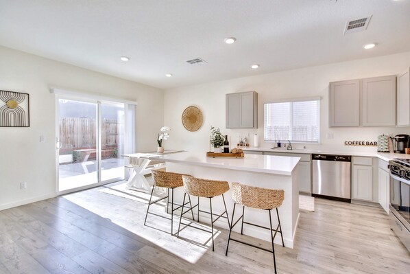 Fridge, microwave, oven, stovetop - Spacious 4-bedroom house in charming Roseville for Mid-Term Rental (Roseville)