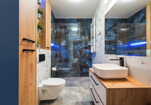 Shower, hair dryer, towels, soap - Raków Stylish Apartment (Warszawa)