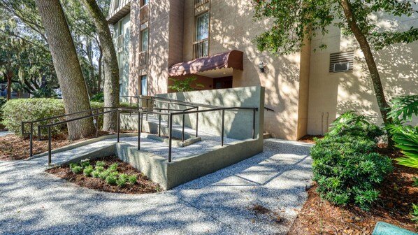 Property grounds - MyStay at 1029 Caravel Ct | Harbour Town Villa with Lighthouse Views and Pool! (Hilton Head Island)