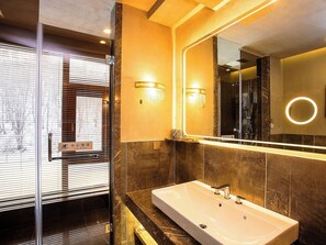 Familien-Dreibettzimmer | Badezimmer | Kostenlose Toilettenartikel, Haartrockner, Hausschuhe, Handtücher