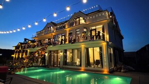 Un bâtiment à deux étages avec une piscine devant.