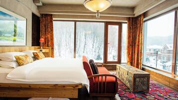 مكتب وستائر تعتيم وتجهيزات عازلة للصوت ومكواة/لوح كي