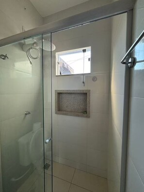 Toallas, jabón, papel de baño 