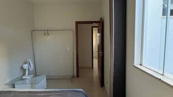 2 quartos, ferros/tábuas de passar roupa, Wi-Fi, roupa de cama