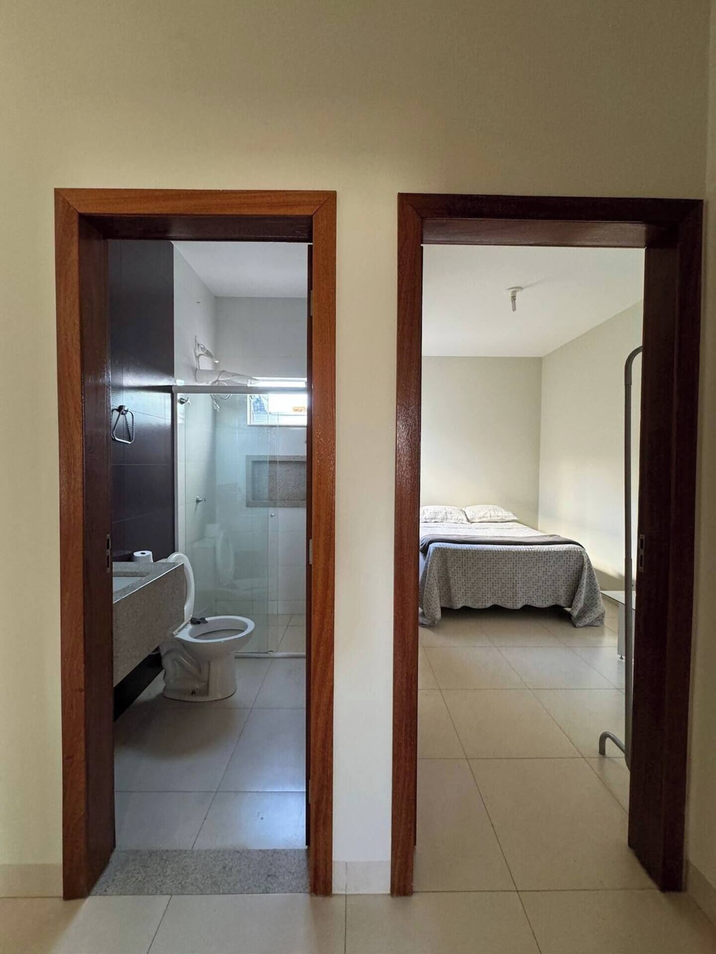 Toalhas de banho, sabonete, papel higiênico 