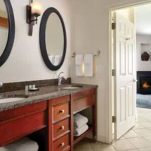 Haartrockner, Handtücher, Seife, Shampoo