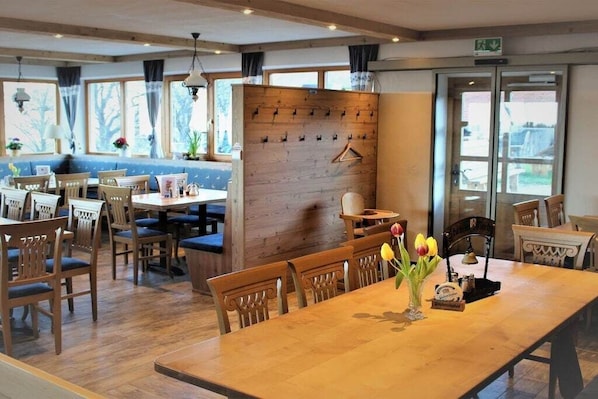 Dining - with mountain view Comfortable holiday residence (Brannenburg)