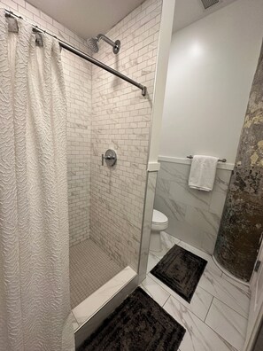 Haartrockner, Handtücher, Seife, Toilettenpapier