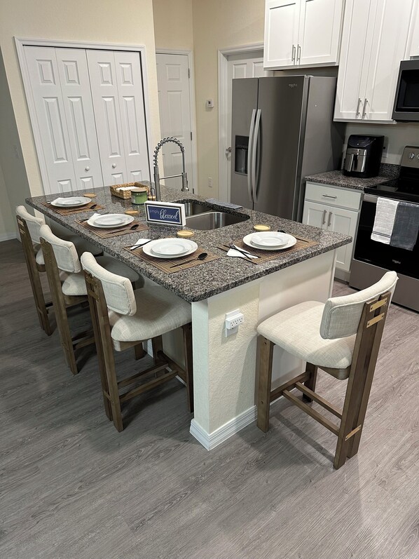 Kühlschrank, Mikrowelle, Ofen, Geschirrspüler