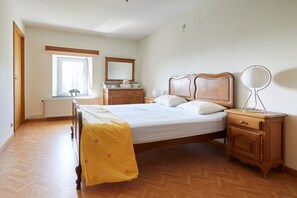 3 bedrooms, iron/ironing board, free WiFi - The "Smoking Fox". Between the Meuse and Molignée rivers, relaxation and leisure! (Onhaye)