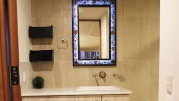 Dutxa, assecador de cabells, tovalloles i sabó